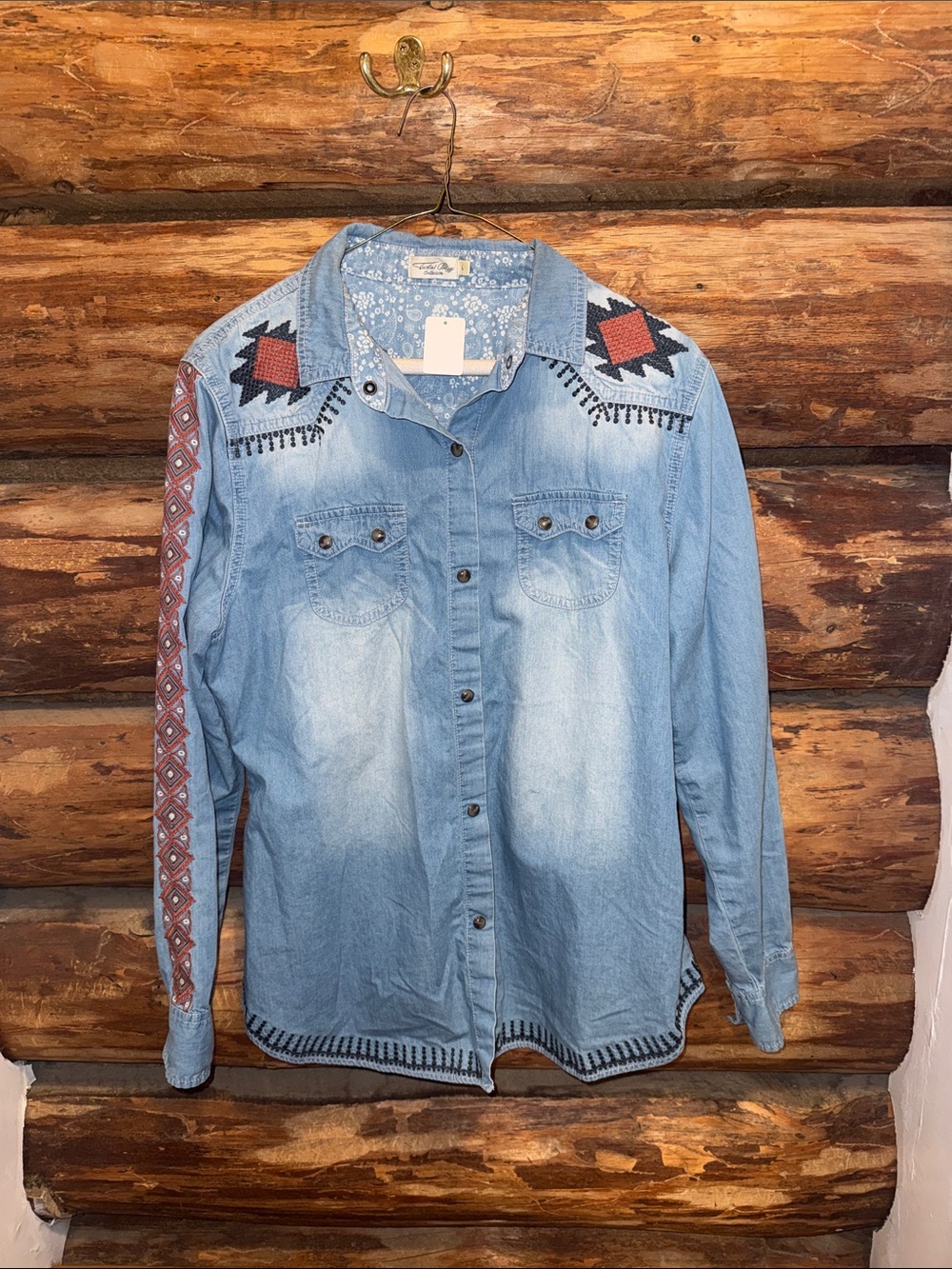 🤠L Embroidered Light Wash Denim Button-Up Shirt - Geometric Accents